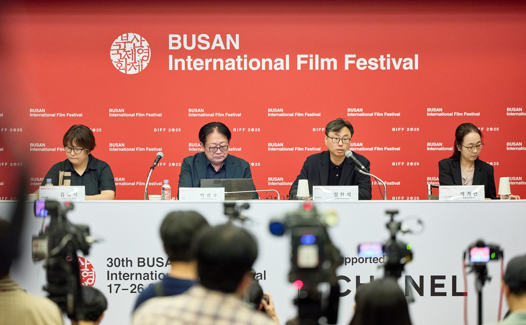 第３０回釜山国際映画祭の開催記者会見にて挨拶をするチョン・ハンソク執行委員長（左から３番目）＝２６日、ソウル