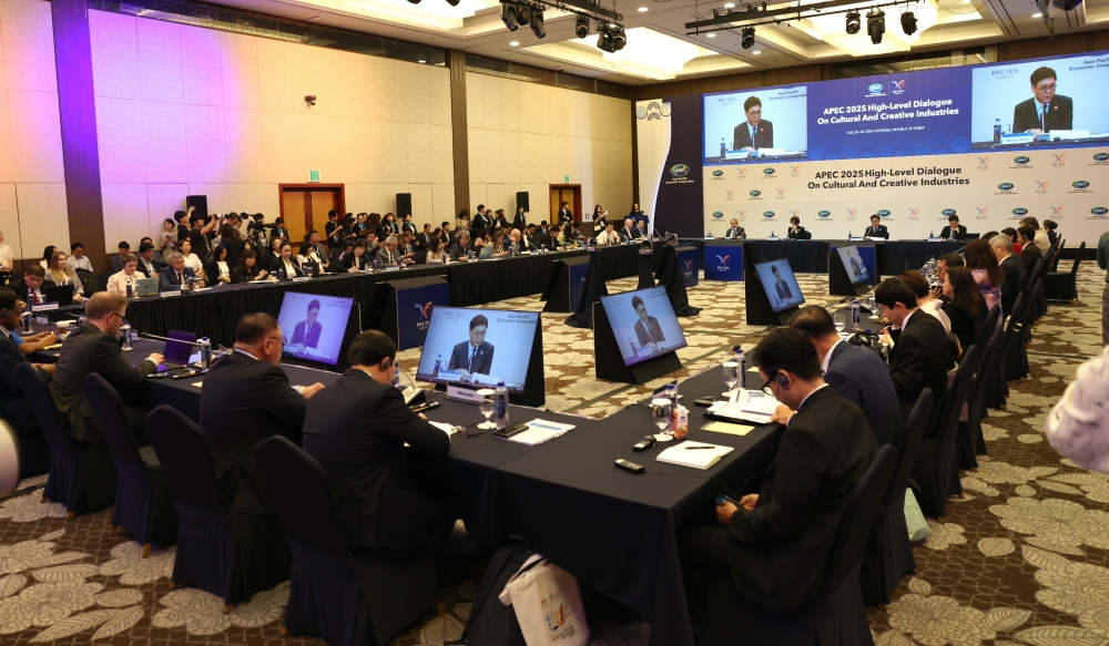 ＡＰＥＣ文化産業ハイレベル対話の開会式で開会の挨拶をするチェ・フィヨン文化体育観光部長官＝２７日、慶尚北道・慶州
