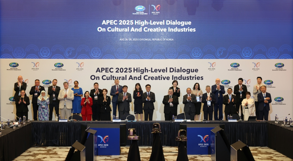 ＡＰＥＣ文化産業ハイレベル対話の開会式で、各国の首席代表と記念撮影を行うチェ・フィヨン文化体育観光部長官＝２７日、慶尚北道・慶州