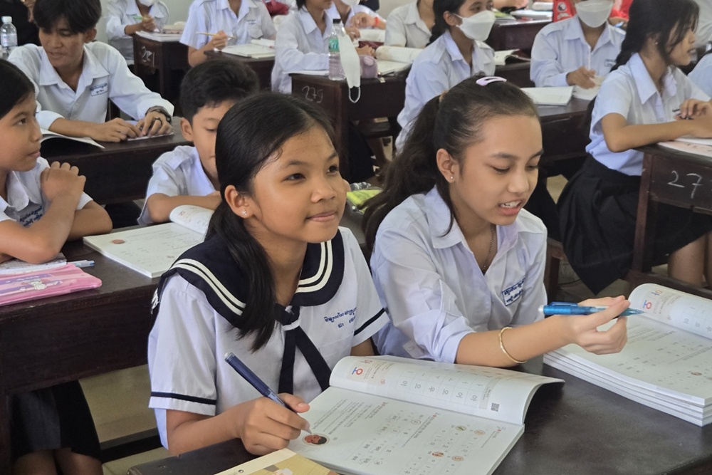学校で韓国語を学ぶカンボジアの学生たち＝教育部・国際韓国語教育財団 