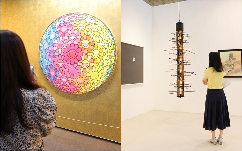 村上隆の作品（左）とヤン・ジョンウクの作品＝３日、ソウル、イ・ジョンウ