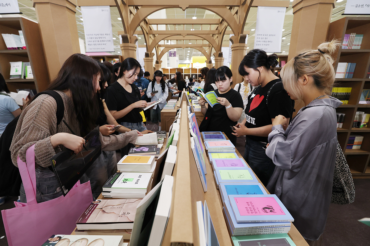 写真は、「２０２５ソウル国際図書展」に参加者たちの様子＝６月１８日、ソウル、イ・ジョンウ