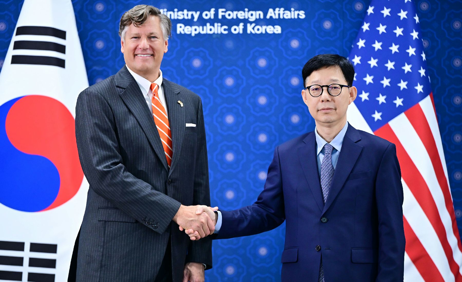 韓米外交次官会談に先立ち、握手を交わすクリストファー・ランダウ米国務副長官と外交部のパク・ユンジュ第１次官（右）＝１４日、ソウル、外交部