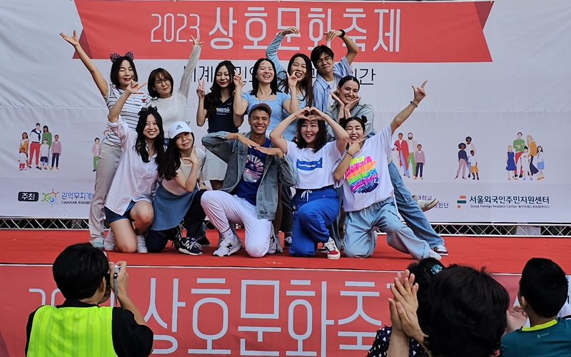 「Ｋ－ＰＯＰダンス授業」の修了者たち＝２０２３、ソウル、ソウル外国人住民センター