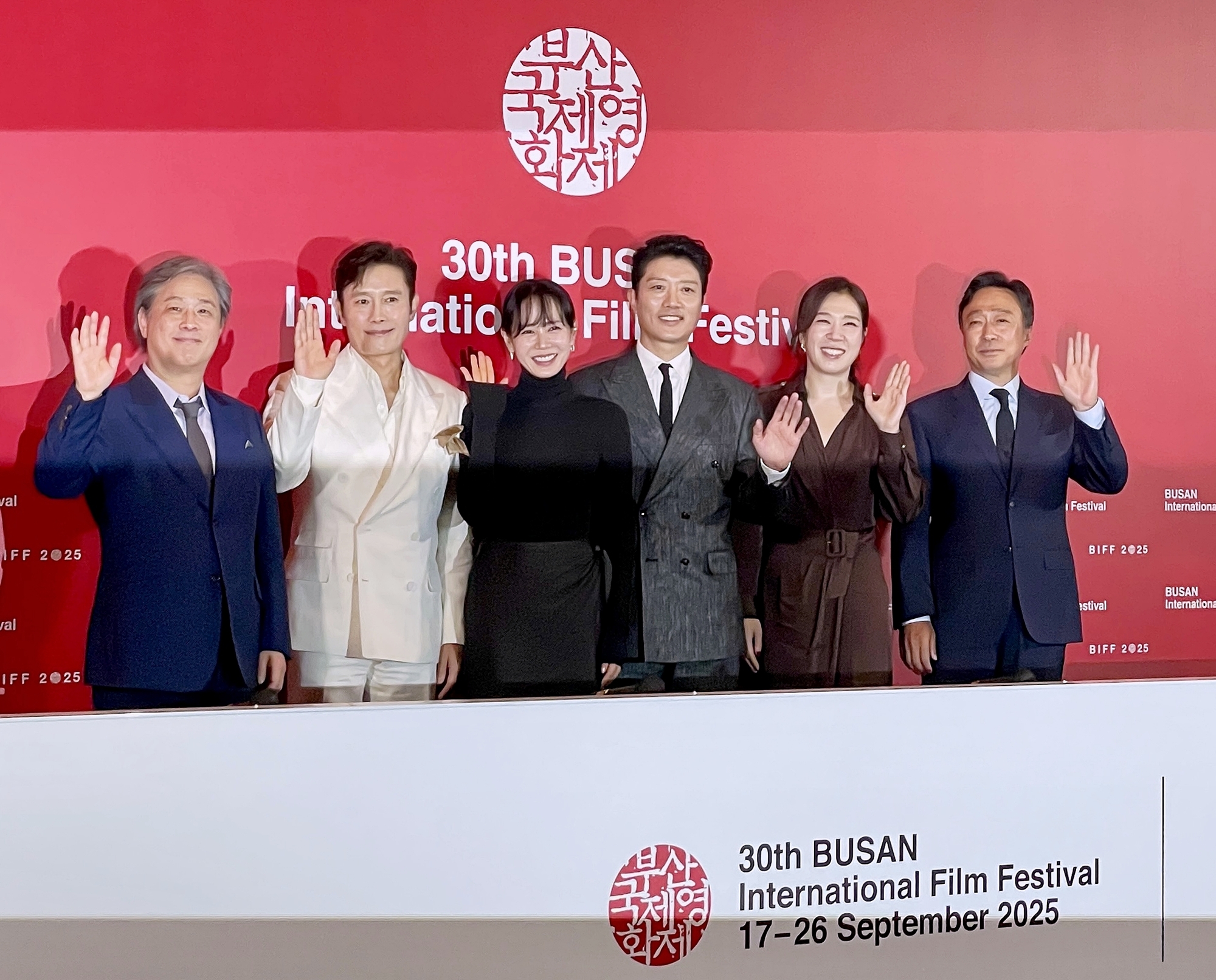 （左から）パク・チャヌク監督、イ・ビョンホン、ソン・イェジン、パク・ヒスン、ヨム・ヘラン、イ・ソンミン=１７日、釜山