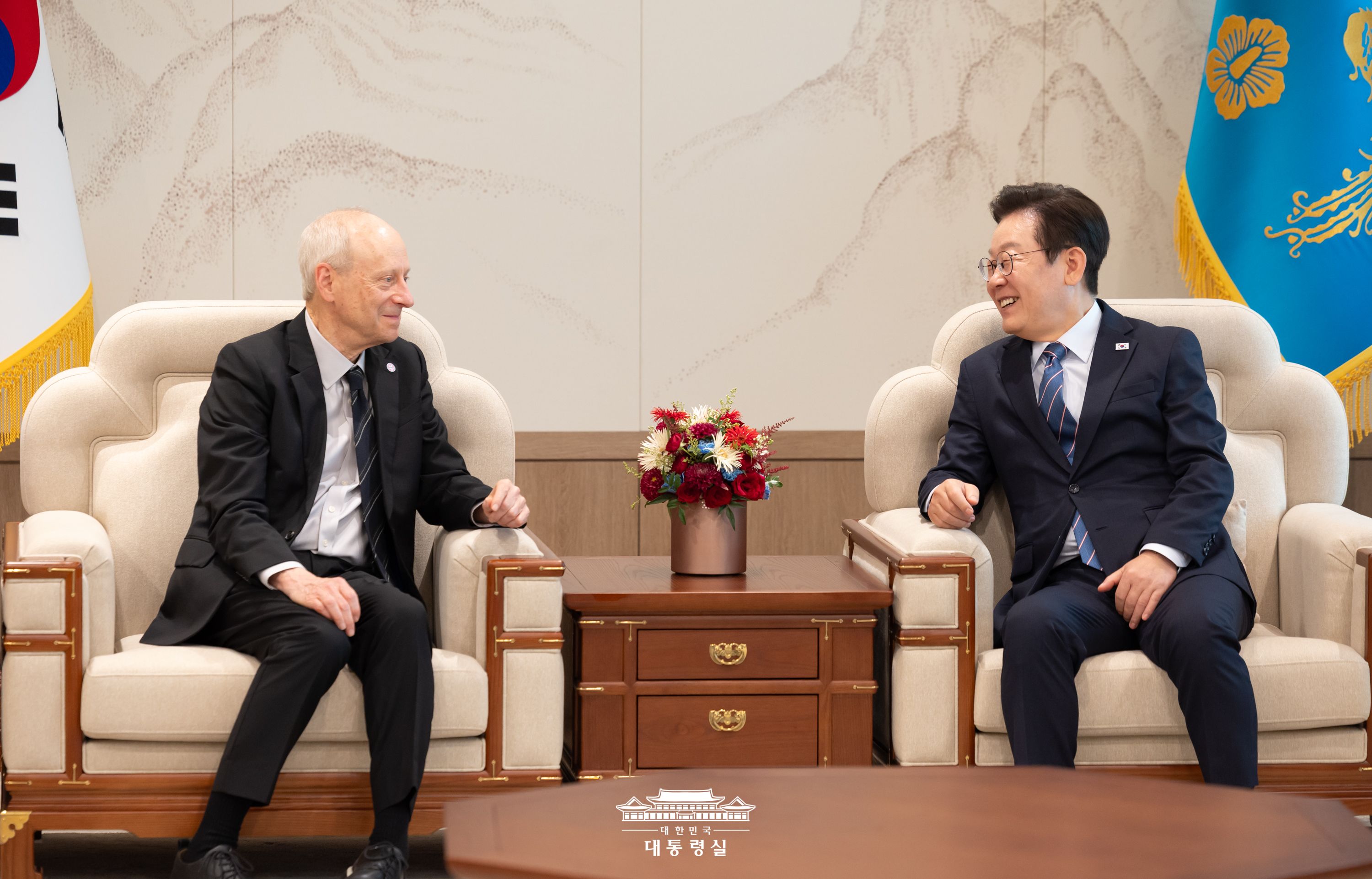 ハーバード大学のマイケル・サンデル教授と李大統領（右）＝１８日、ソウル、大韓民国大統領室