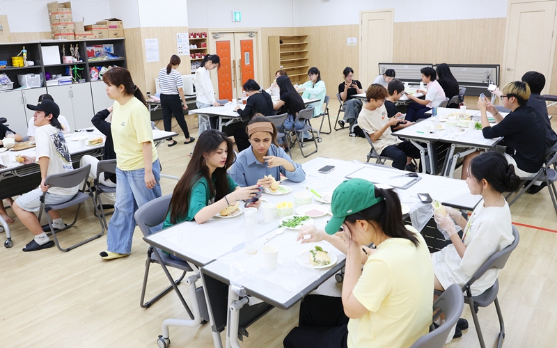 「世界市民教育―ベトナム編」に参加し、ベトナムの伝統料理「バインミー」作りを体験する生徒たち＝１１日、ソウル