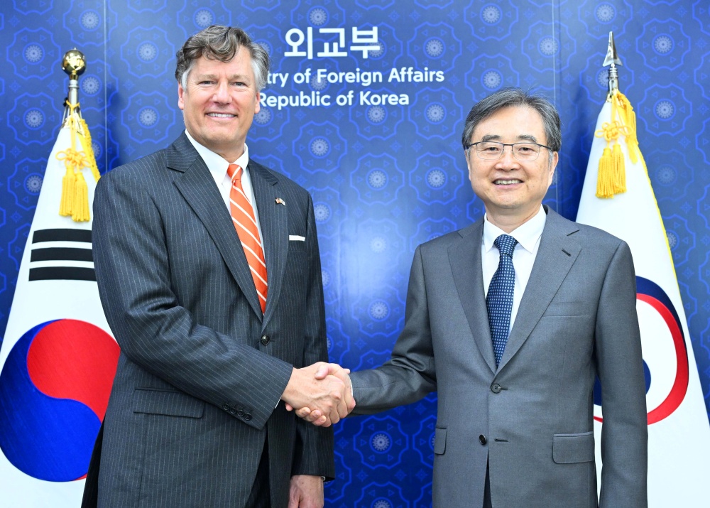 写真は、クリストファー・ランド米国務副長官とチョ・ヒョン外交部長官（右）＝１４日、ソウル、外交部