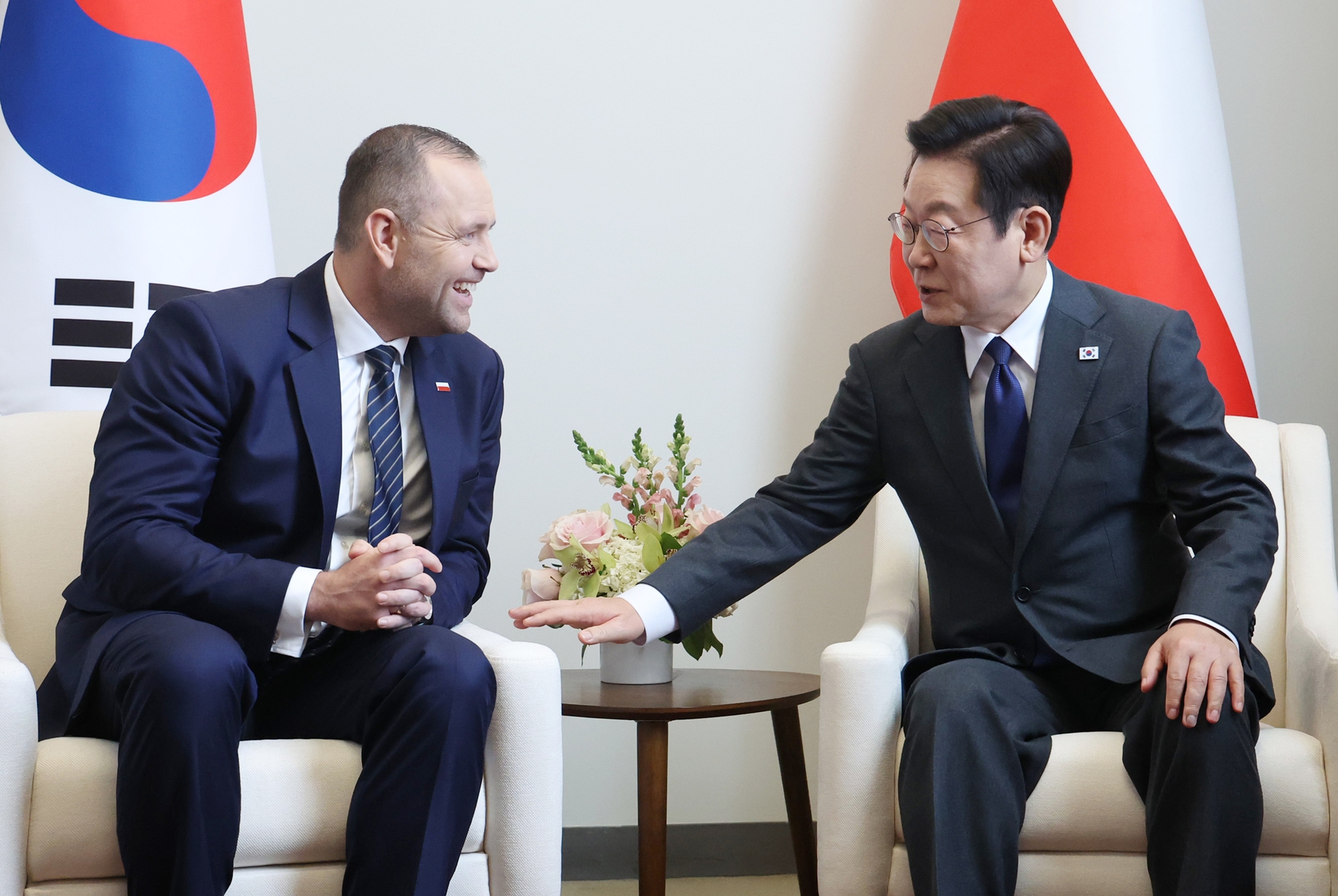 国連本部で首脳会談を行う李大統領（右）とポーランドのカロル・ナヴロツキ大統領＝２４日、米ニューヨーク、聯合ニュース