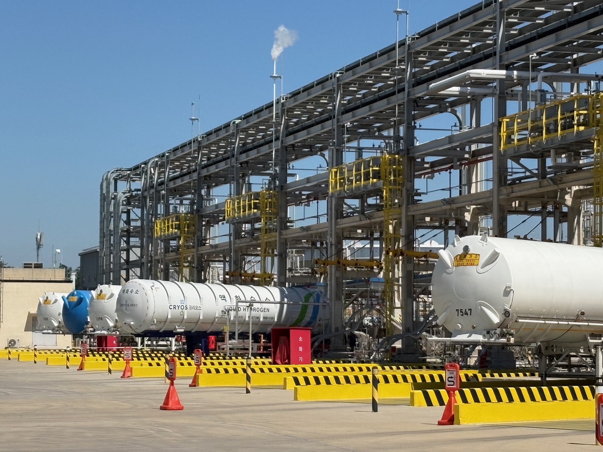 ＳＫ仁川石油化学の敷地内にあるＳＫ液化水素プラントでの出荷の様子。精製と液化の工程を経た液化水素は、６基の２０トン貯蔵タンクに保管された後、１２台の出荷設備を通じて、１日最大９０トンまで運搬される＝シャルル・オデゥアン