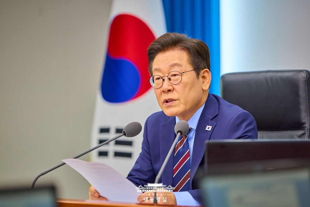 写真は、第１２回首席・補佐官会議で発言する李大統領＝大韓民国大統領室