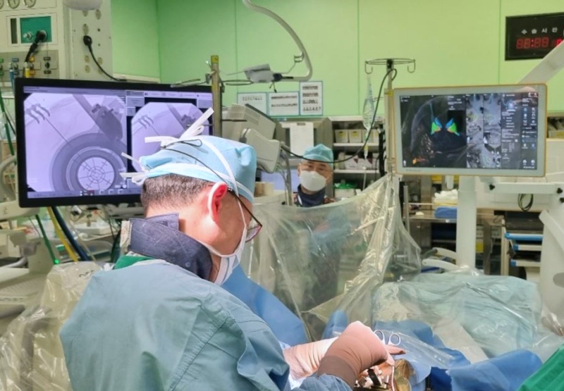 写真は、臨床試験で行われたドーパミン細胞治療薬の脳内移植手術の様子＝セブランス病院