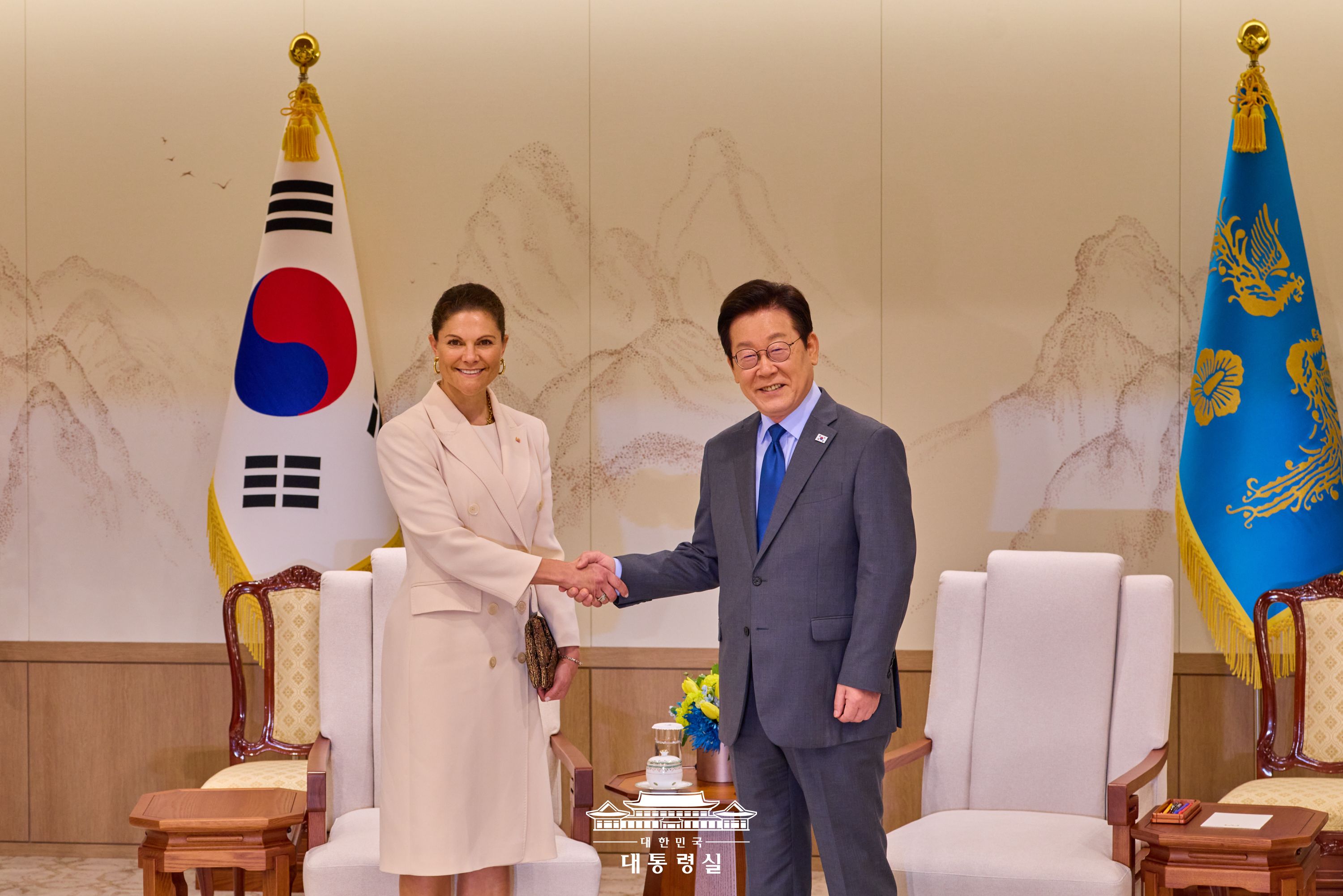 ﻿公式訪韓中のスウェーデンのビクトリア皇太子と会談する李在明（イ・ジェミョン）大統領（右）＝１５日、ソウル・大統領室