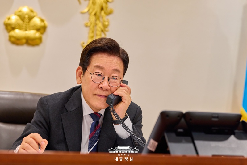 タイのアヌティン・チャーンウィーラクーン首相と電話会談を行ったイ・ジェミョン大統領＝１６日、大統領室