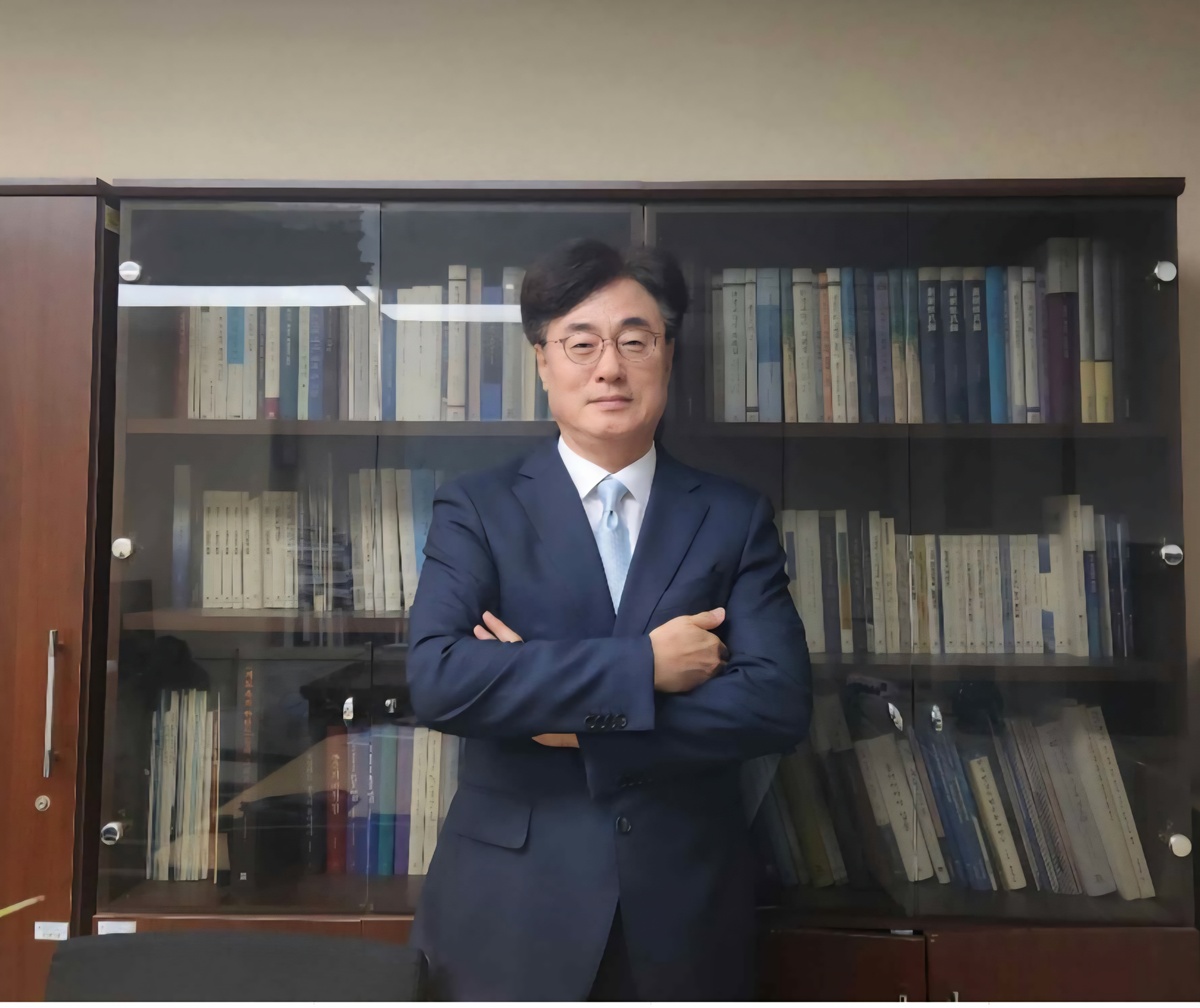 コリアネットとのインタビューで写真撮影のためにポーズを取っているト・シファン北東アジア歴史財団室長＝９月２４日、イ・ジへ 