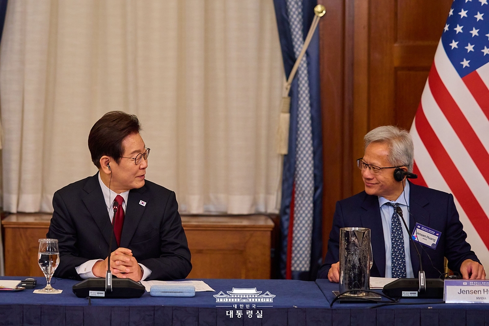 写真は、韓米ビジネスラウンドテーブルでジェンソン・ファンと意見を交わす李在明大統領(左)=8月25日(現地時間)、米ワシントンDC、大韓民国大統領室