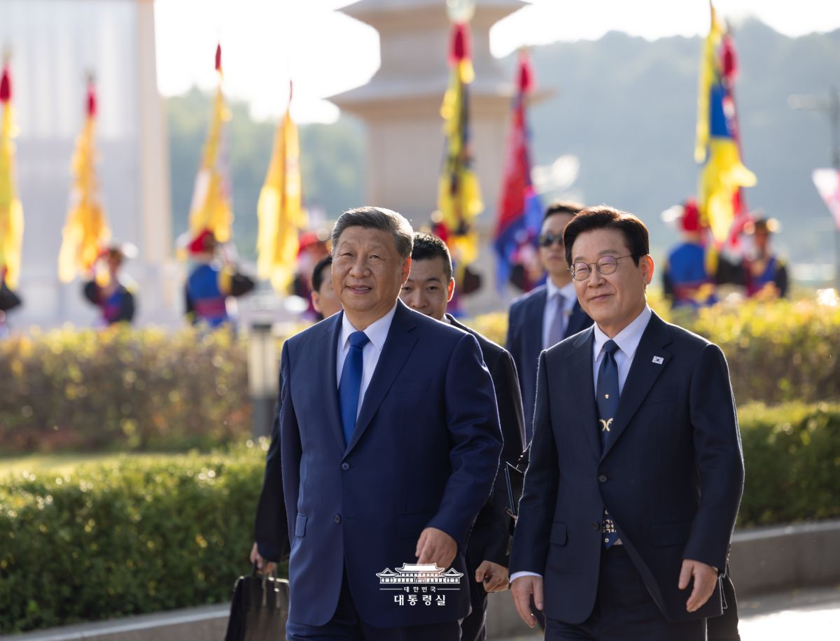公式歓迎式を終え、首脳会談のため移動する李在明大統領（右）と中国の習近平国家主席＝１日、慶尚北道慶州