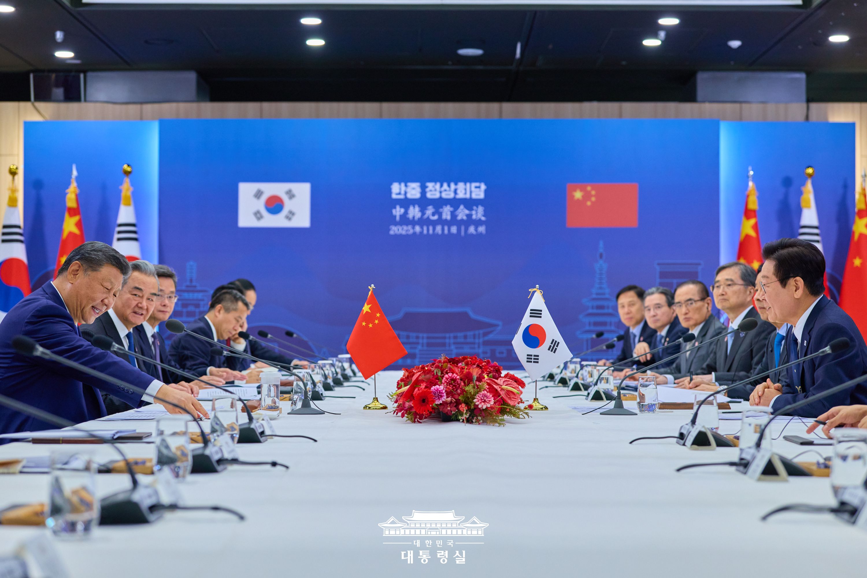 韓中首脳会談を行う李大統領（右）と中国の習近平国家主席＝１日、慶州