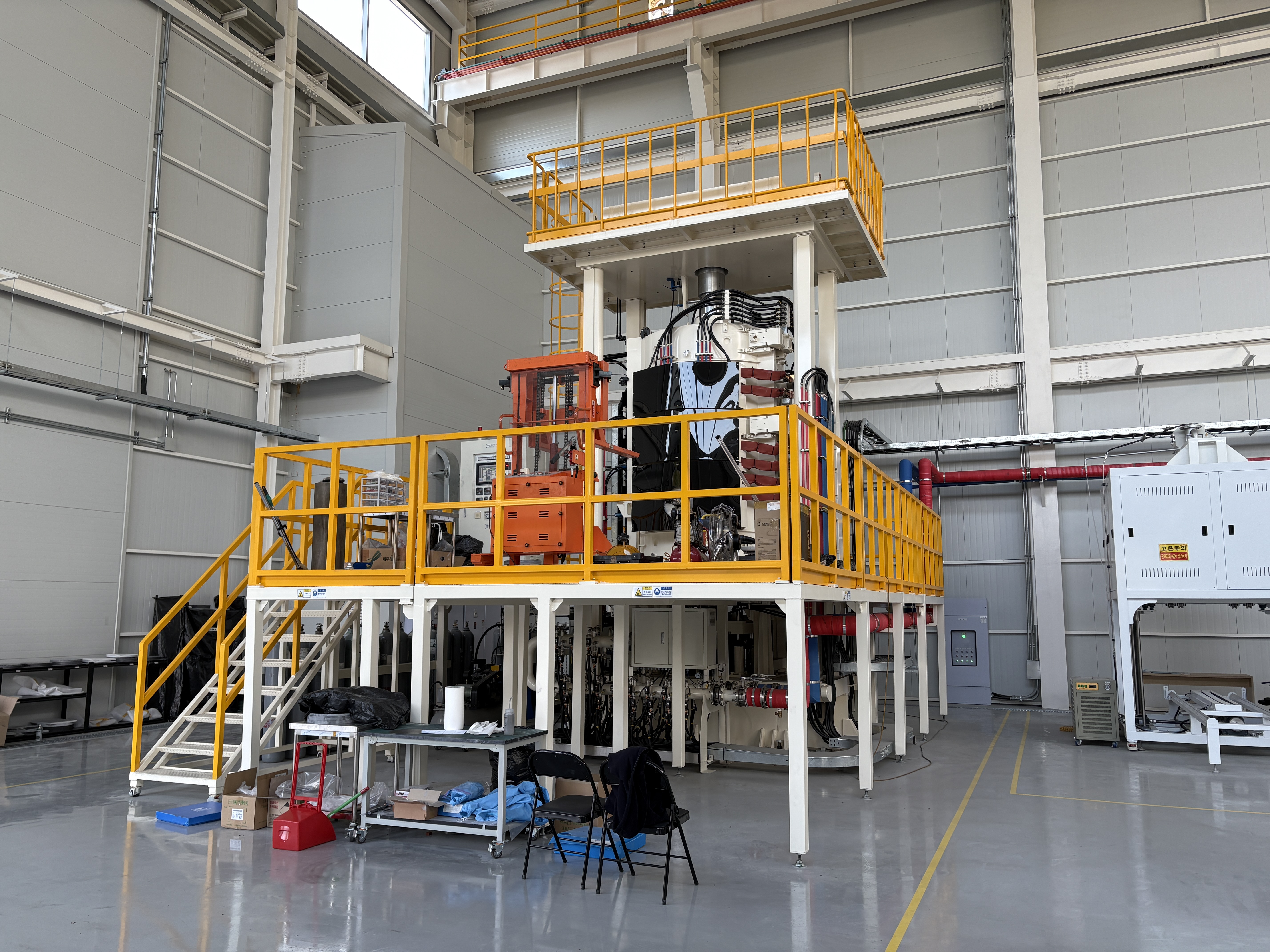 江原テクノパーク新素材センターに２０２３年１２月に導入された高温加圧焼結機。高温・高圧の環境下でセラミックや複合素材内部の気孔を減らし、素材の強度と耐久性を大幅に向上させるために使用されている。