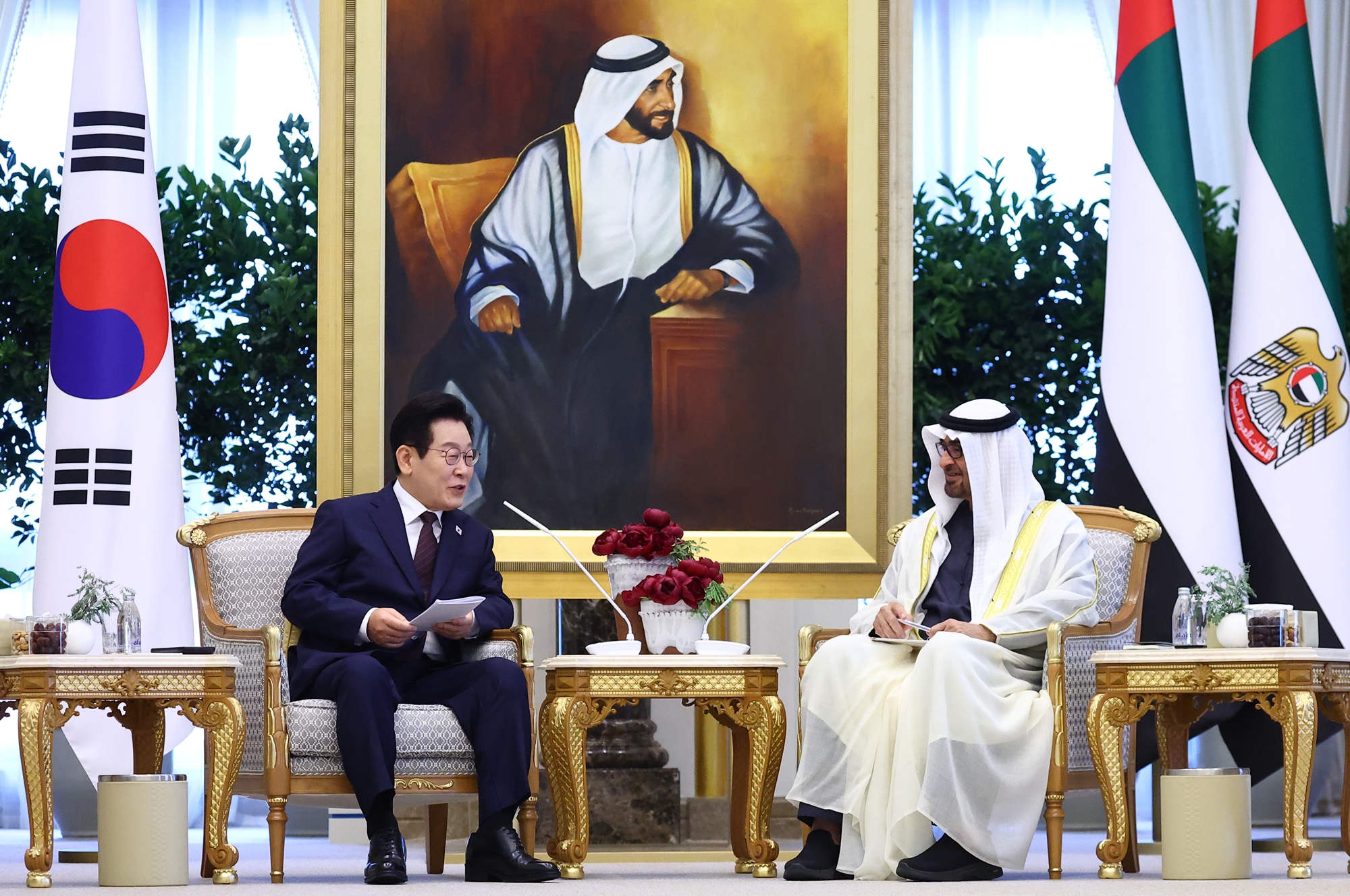 ＵＡＥのムハンマド・ビン・ザーイド・アール・ナヒヤーン大統領と会談する李大統領（右側）＝１８日（現地時間）、アブダビ、聯合ニュース