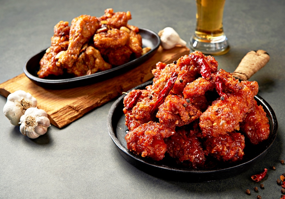 写真は、ニンニクや唐辛子などで味付けしたヤンニョムチキン＝アイクリックアート（上記の写真は著作権法に基づき、無断転載・再配布を禁じます） 
