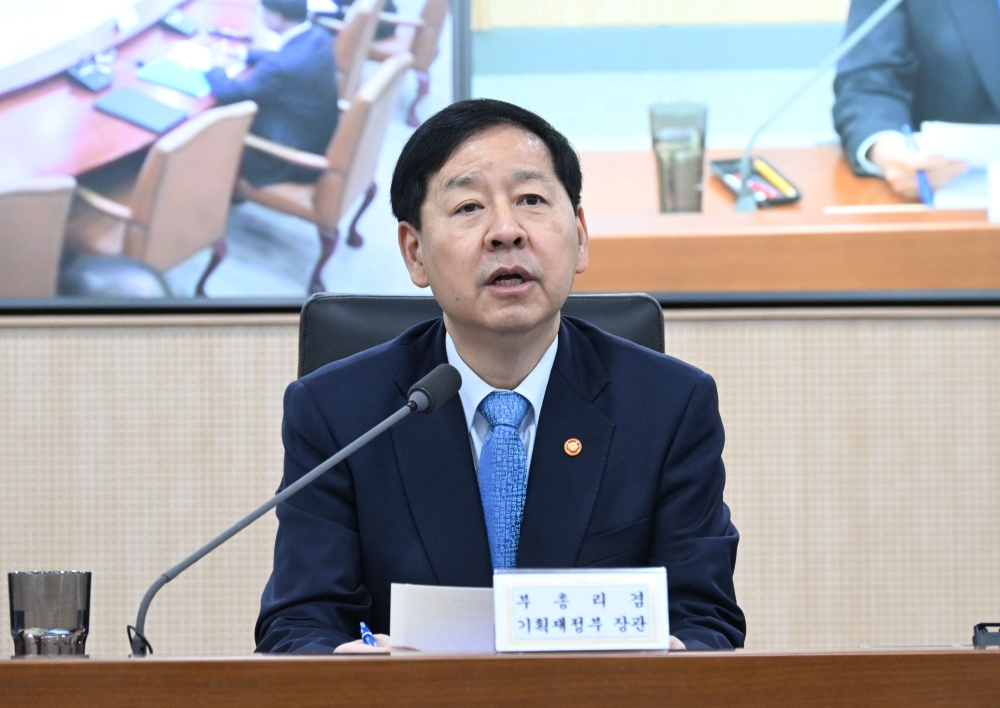 経済関係長官会議兼成長戦略ＴＦ会議で発言するク・ユンチョル副首相兼企画財政部長官＝２６日、世宗、企画財政部