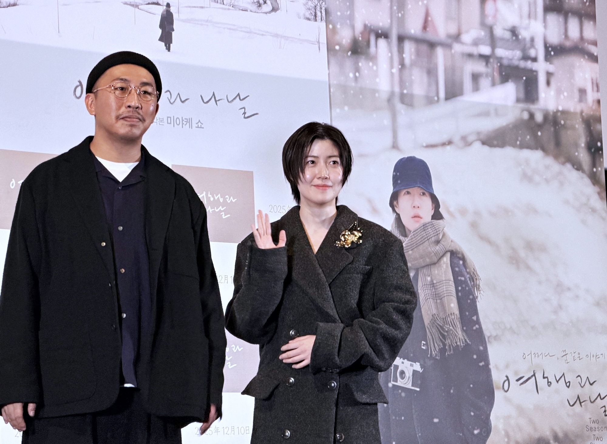 封切りを控え来韓した映画『旅と日々』の三宅唱監督（左）と主演のシム・ウンギョン＝２日、ソウル、ソ・エヨン