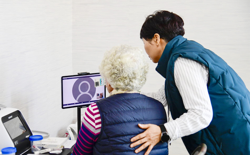 写真は、敬老堂でオンライン診療を受ける高齢者＝南原市