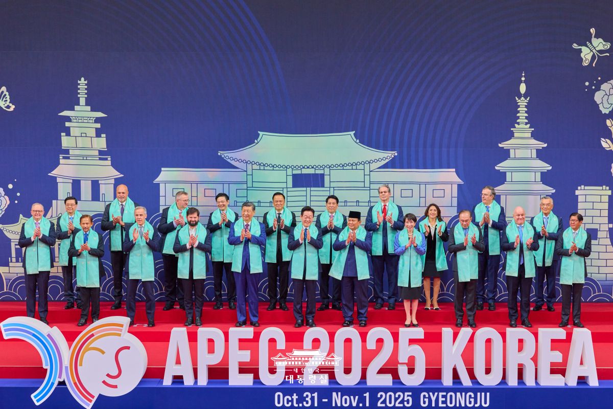 「2025APEC」で記念撮影を行う李在明(イ・ジェミョン)大統領と各国首脳ら=11月1日、慶州