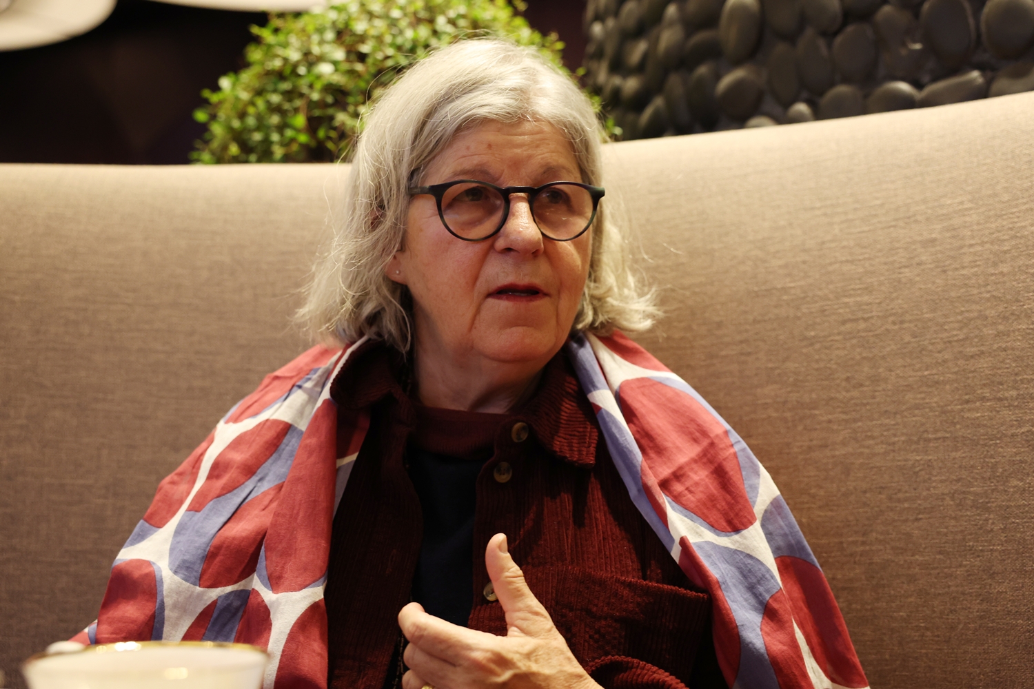 コリアネットのインタビューに応じるパリ市立劇場プログラマー、クレール・ベルレ＝２０２５年１２月１１日、ソウル、イ・ジョンウ