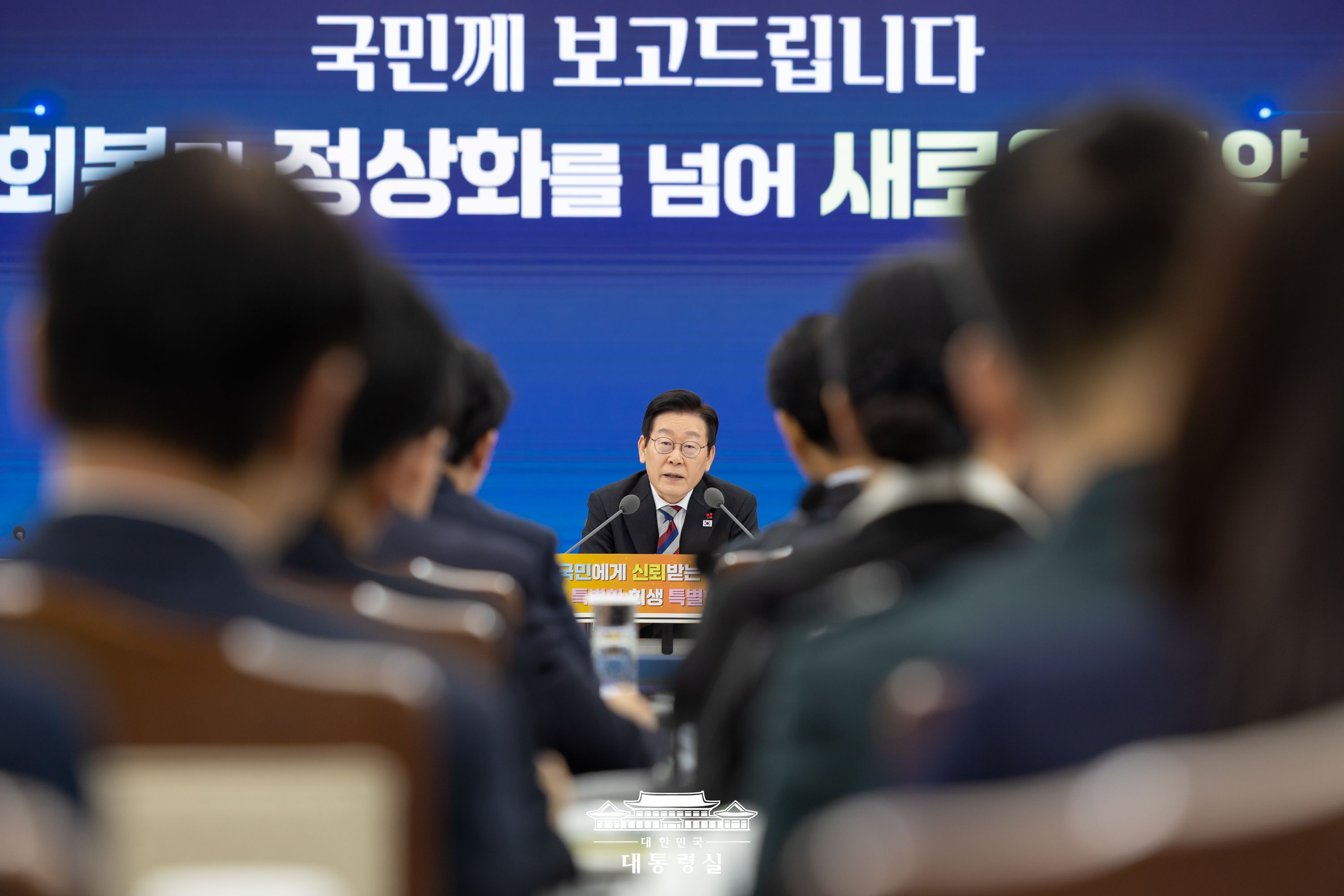 国防部業務報告で発言する李大統領＝１８日、ソウル、大統領室