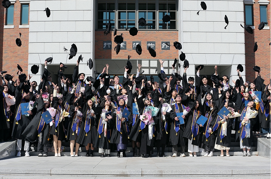 写真は、啓明大学で開かれた学位授与式で学士帽を投げる外国人留学生＝２月１８日、大邱、啓明大学校