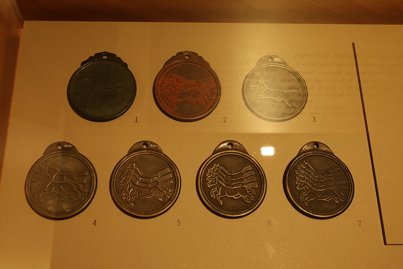 国立民俗博物館の特別展示に並ぶ馬牌＝１６日、ソウル、パク·デジン