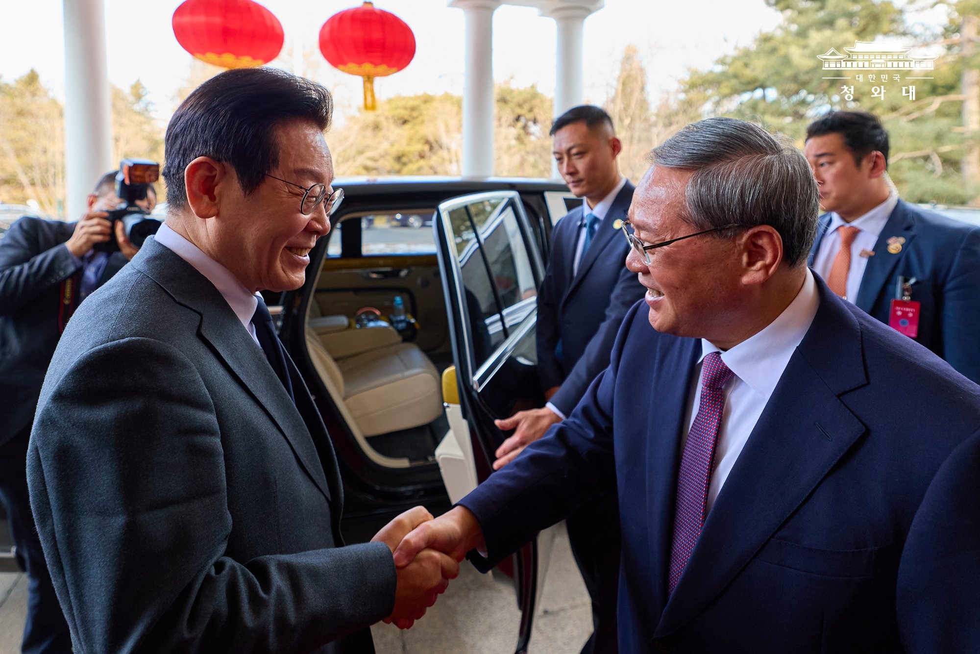 李强首相と挨拶を交わす李大統領（左）＝６日（現地時間）、中国・北京