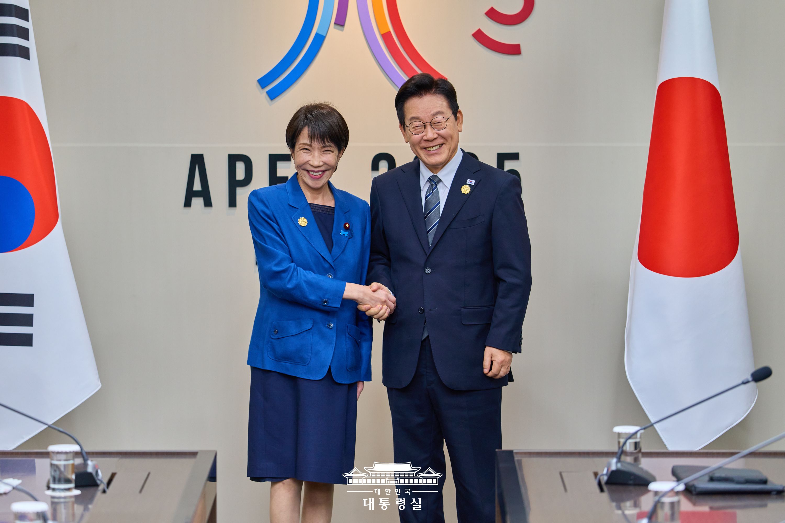 ＡＰＥＣ首脳会議の会場で、首脳会談に先立ち握手を交わす李在明大統領と日本の高市早苗首相＝２０２５年１０月３０日、慶尚北道・慶州、青瓦台