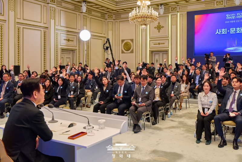 新年記者会見で記者たちの質問申請に応じる李大統領＝２１日、ソウル