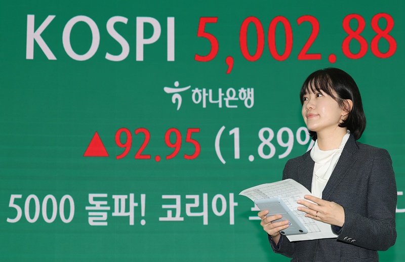 ハナ銀行本店ディーリングルームの現況板に、ＫＯＳＰＩ５０００突破に関する案内文が掲示されている＝２２日、ソウル、聯合ニュース