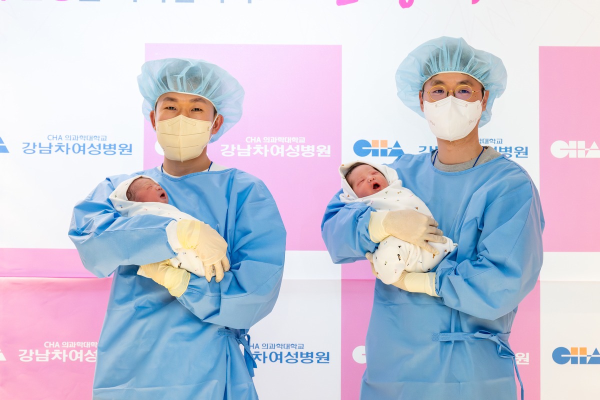 江南チャ女性病院で、新年最初に生まれた２人の赤ちゃんが、父親に抱かれている様子＝ ソウル、チャ医科学大学校江南チャ女性病院