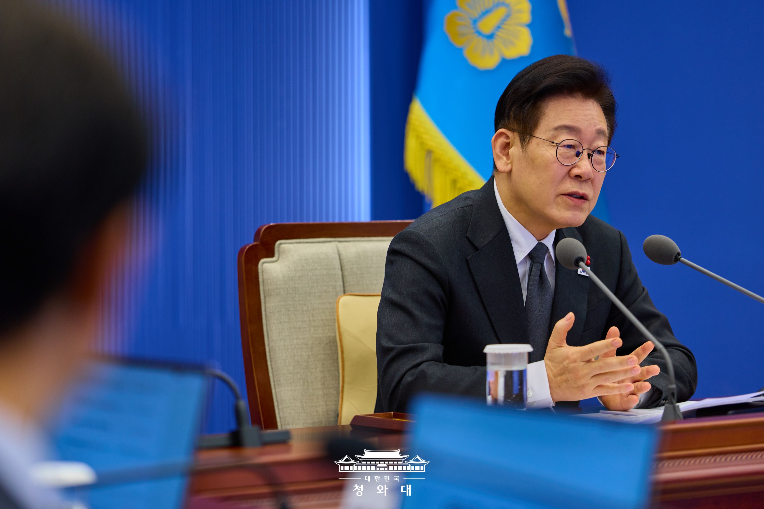 第21回大統領主宰首席・補佐官会議で発言する李大統領＝２９日、ソウル、大韓民国青瓦台