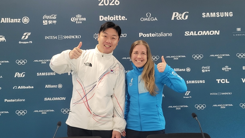 ウォン・ユジョン（左）とエストニアのヨハンナ・タリハムＩＯＣ選手委員当選者＝１９日（現地時間）イタリア・ミラノ