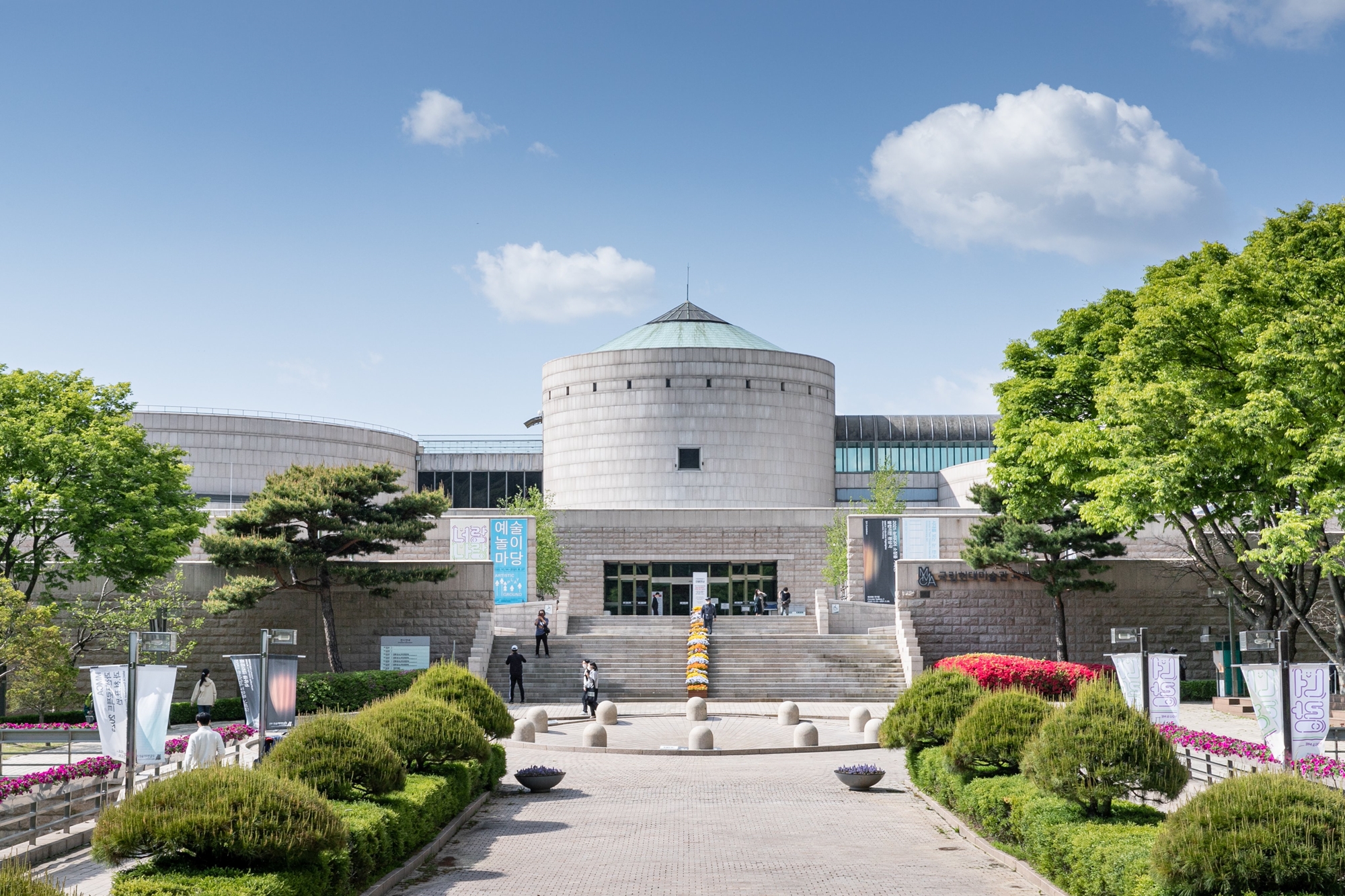 写真は、国立現代美術館の果川館の全景＝京畿道・果川、国立現代美術館公式Ｘアカウント