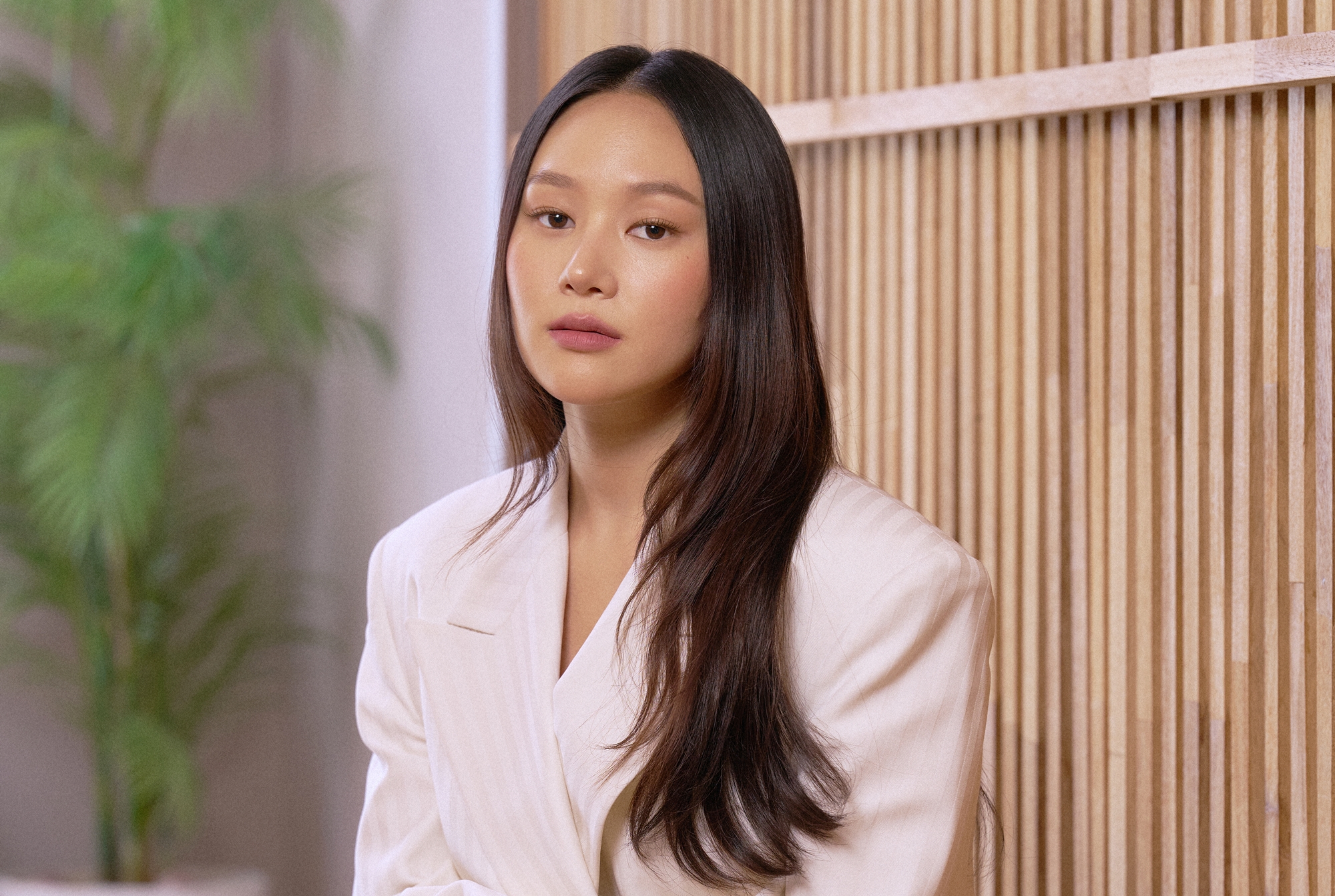 ネットフリックスを代表するオリジナルシリーズ、『ブリジャートン家』シーズン４で主演を務めるハ・イェリンが４日、ソウル市中区にあるコミュニティハウスマシルで開かれた来韓記者懇談会でポーズを取って披露した