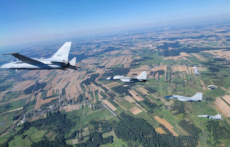 ２０２３年８月１５日、ポーランド空軍に納入された韓国製ＦＡ－５０ＧＦ（左）軽攻撃機が、ポーランド国軍の日を記念して現地で初飛行する様子＝韓国航空宇宙産業株式会社