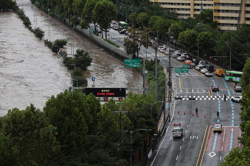 豪雨の影響で、東部幹線道路の車両通行が全面規制されている＝２０２５年８月１３日、ソウル、聯合ニュース