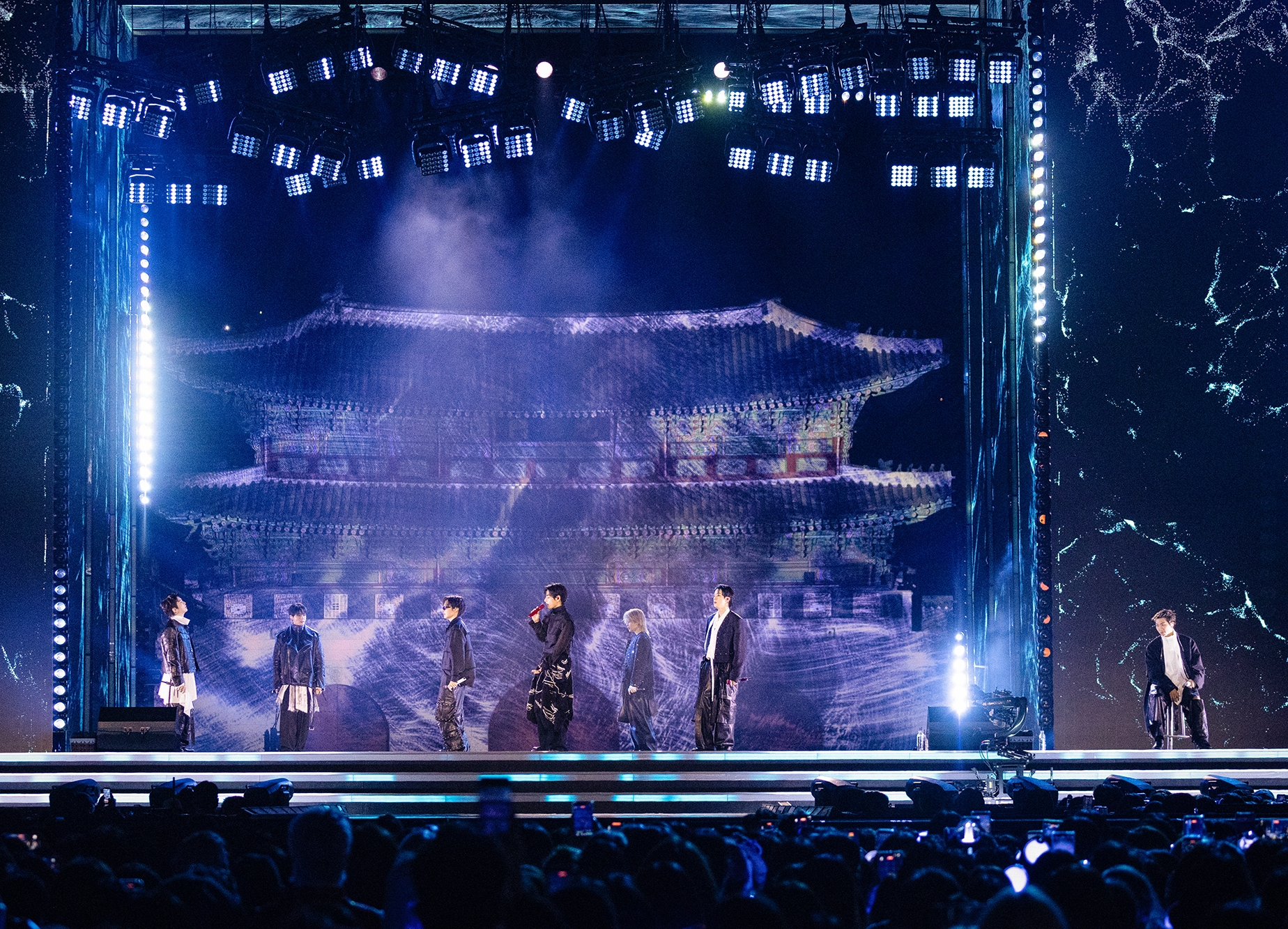 景福宮を背景に公演を行うＢＴＳのメンバー＝２１日、ソウル、ビックヒットミュージック／ネットフリックス