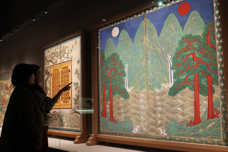 リニューアルオープンした国立中央博物館の書画室で、『一月五峰図』を鑑賞する来館者＝２月２５日、ソウル、イ・ジョンウ