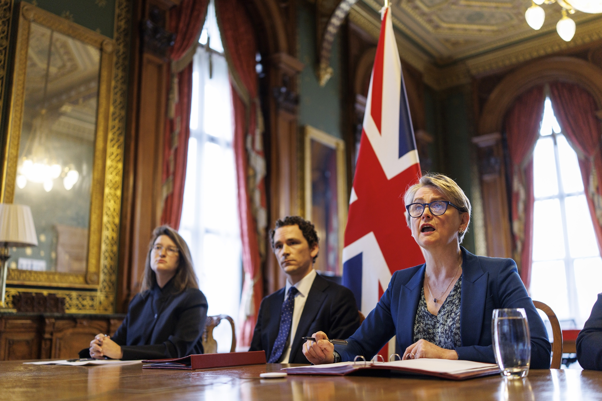 ビデオ会議でホルムズ海峡の再開を巡り協議する、４０カ国余りの外相や代表者＝２日（現地時間）、連合ニュース