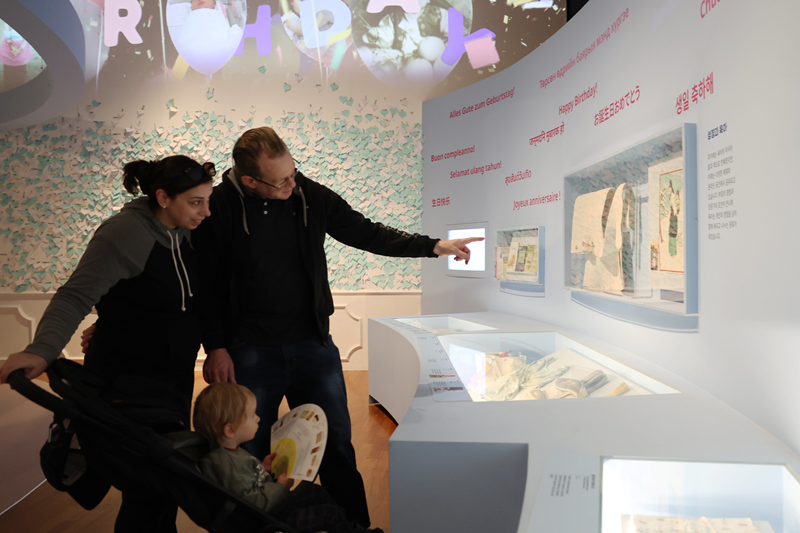 韓国では、長い紐のついた大きな綿布「ポデギ」で赤ちゃんを背中におぶる昔ながらの習慣がある。西洋の前抱きと異なり、母子の密着感を高める独特の育児法だ＝７日、ソウル・鍾路区