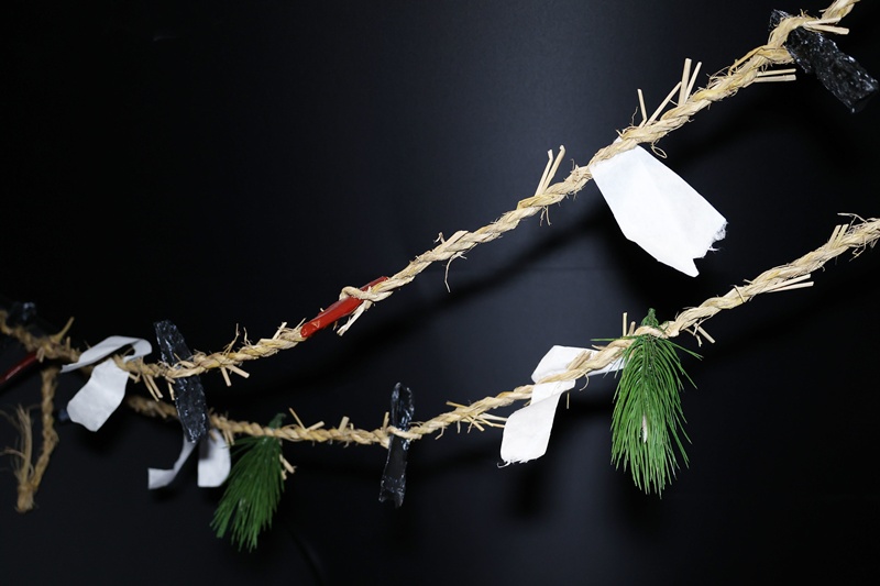 国立民俗博物館に展示された、韓国伝統の出産慣習「金綱」＝７日、ソウル 