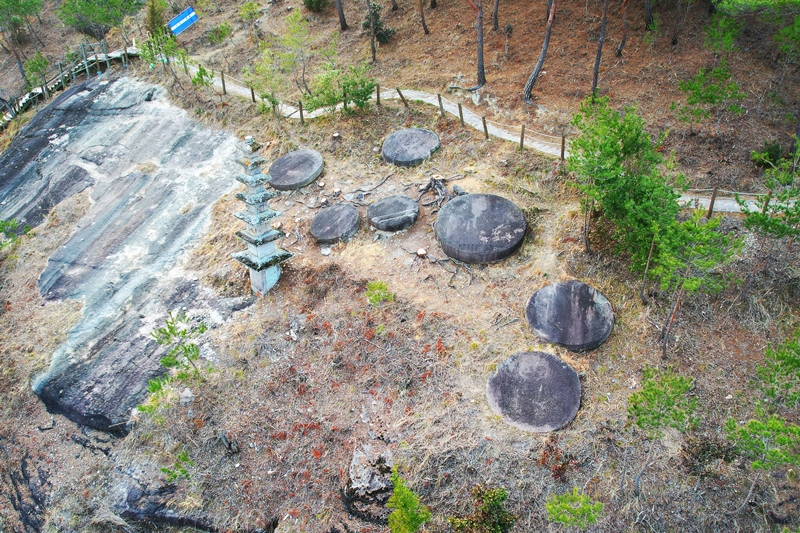 臥仏の近くにある七星岩。道教に由来した七星信仰が仏教と融合し、寺の敷地内に位置している＝イ・ジョンウ